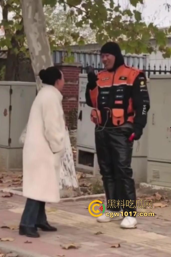 老八婆偷外卖被抓现行，语出惊人耍赖对着镜头吼“外卖小哥看上我了，相中我B贵不贵”，外卖小哥带着面罩都觉得羞耻！  第1张