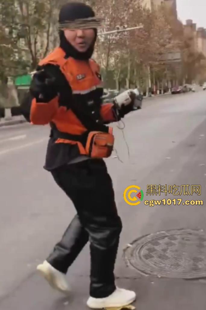 老八婆偷外卖被抓现行，语出惊人耍赖对着镜头吼“外卖小哥看上我了，相中我B贵不贵”，外卖小哥带着面罩都觉得羞耻！  第6张