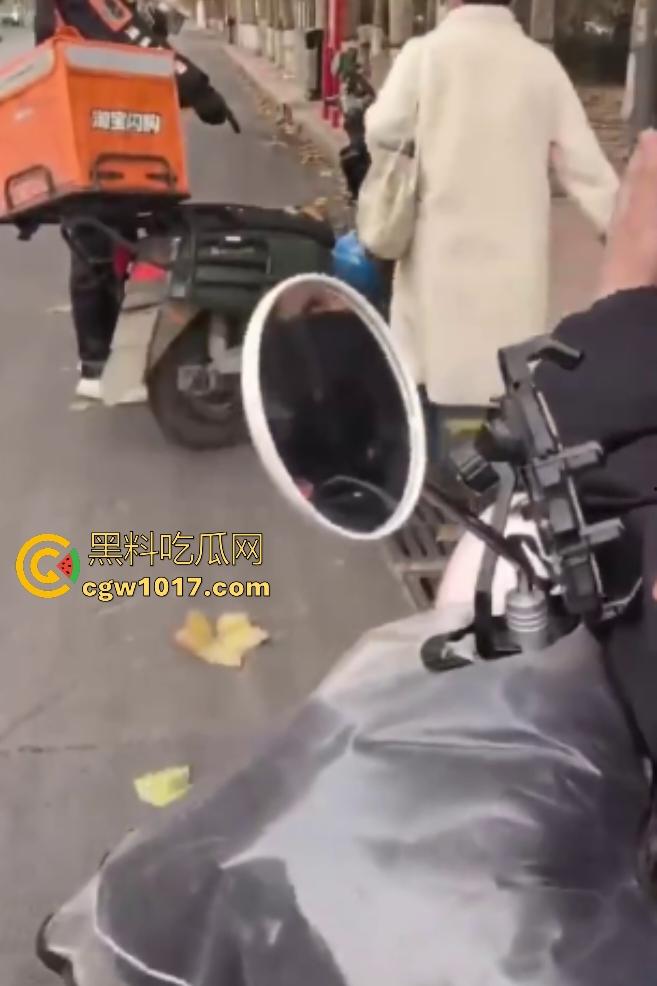 老八婆偷外卖被抓现行，语出惊人耍赖对着镜头吼“外卖小哥看上我了，相中我B贵不贵”，外卖小哥带着面罩都觉得羞耻！  第7张