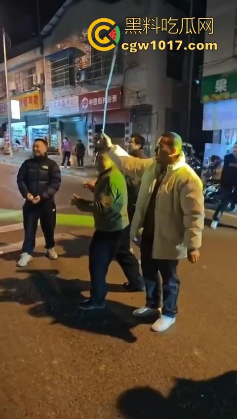 低俗婚闹特色文化？把新郎捆绑到马路栏杆上，三五好友扔鸡蛋牛奶，很好奇这是哪个地方的陋习啊？  第1张