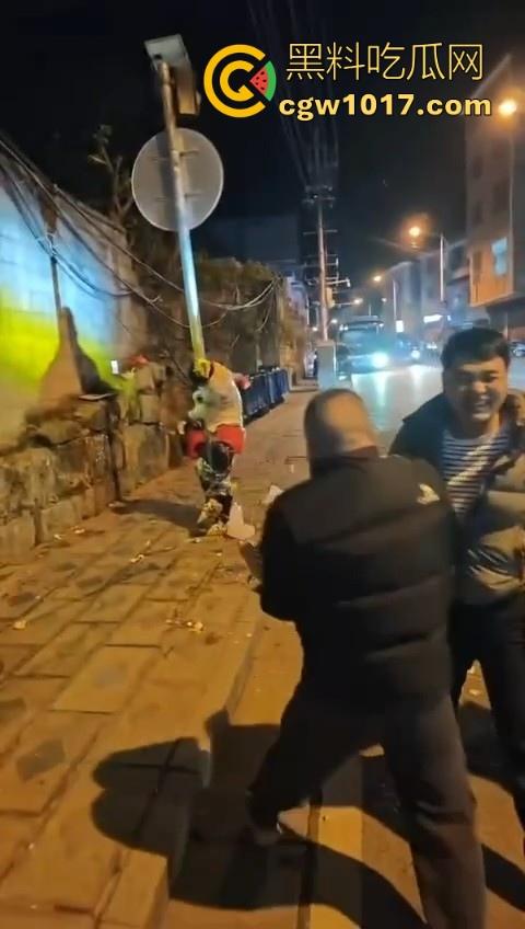 低俗婚闹特色文化？把新郎捆绑到马路栏杆上，三五好友扔鸡蛋牛奶，很好奇这是哪个地方的陋习啊？  第3张