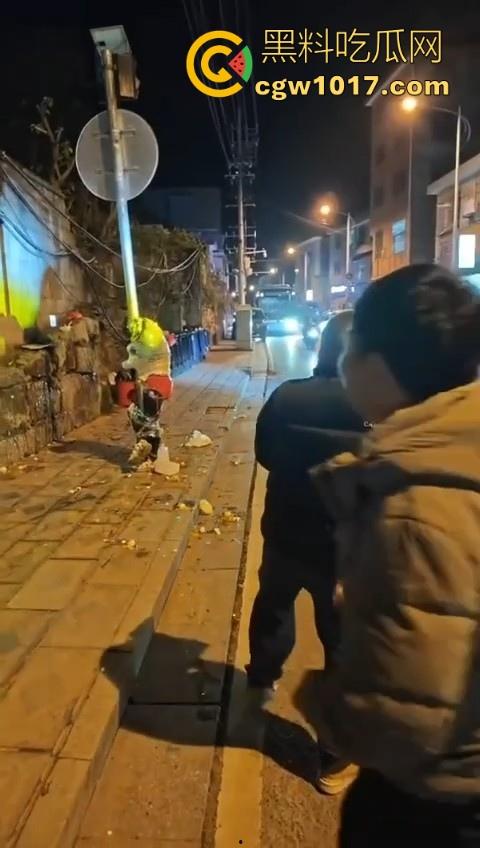 低俗婚闹特色文化？把新郎捆绑到马路栏杆上，三五好友扔鸡蛋牛奶，很好奇这是哪个地方的陋习啊？  第5张