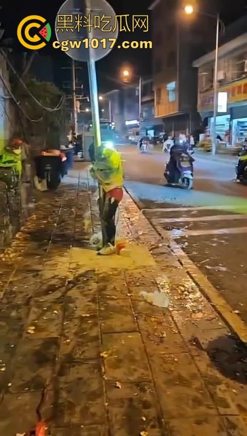 低俗婚闹特色文化？把新郎捆绑到马路栏杆上，三五好友扔鸡蛋牛奶，很好奇这是哪个地方的陋习啊？  第7张