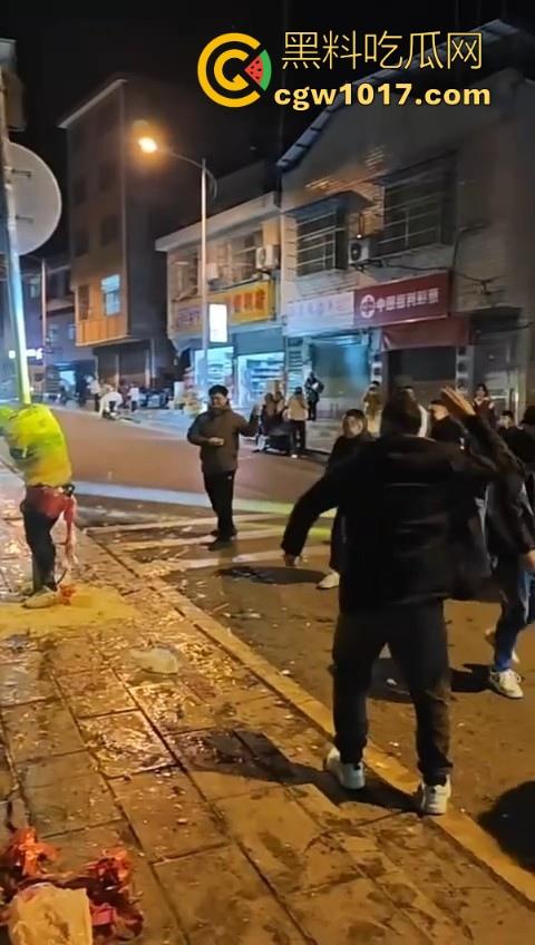 低俗婚闹特色文化？把新郎捆绑到马路栏杆上，三五好友扔鸡蛋牛奶，很好奇这是哪个地方的陋习啊？  第8张