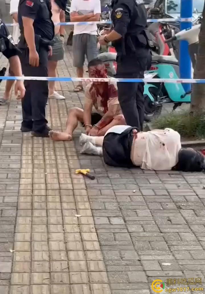 自古奸情出人命，佛山章柃小区已婚少妇偷情被当场抓奸，原配老公直接持刀砍杀两人，街头弥漫着血腥味。  第4张