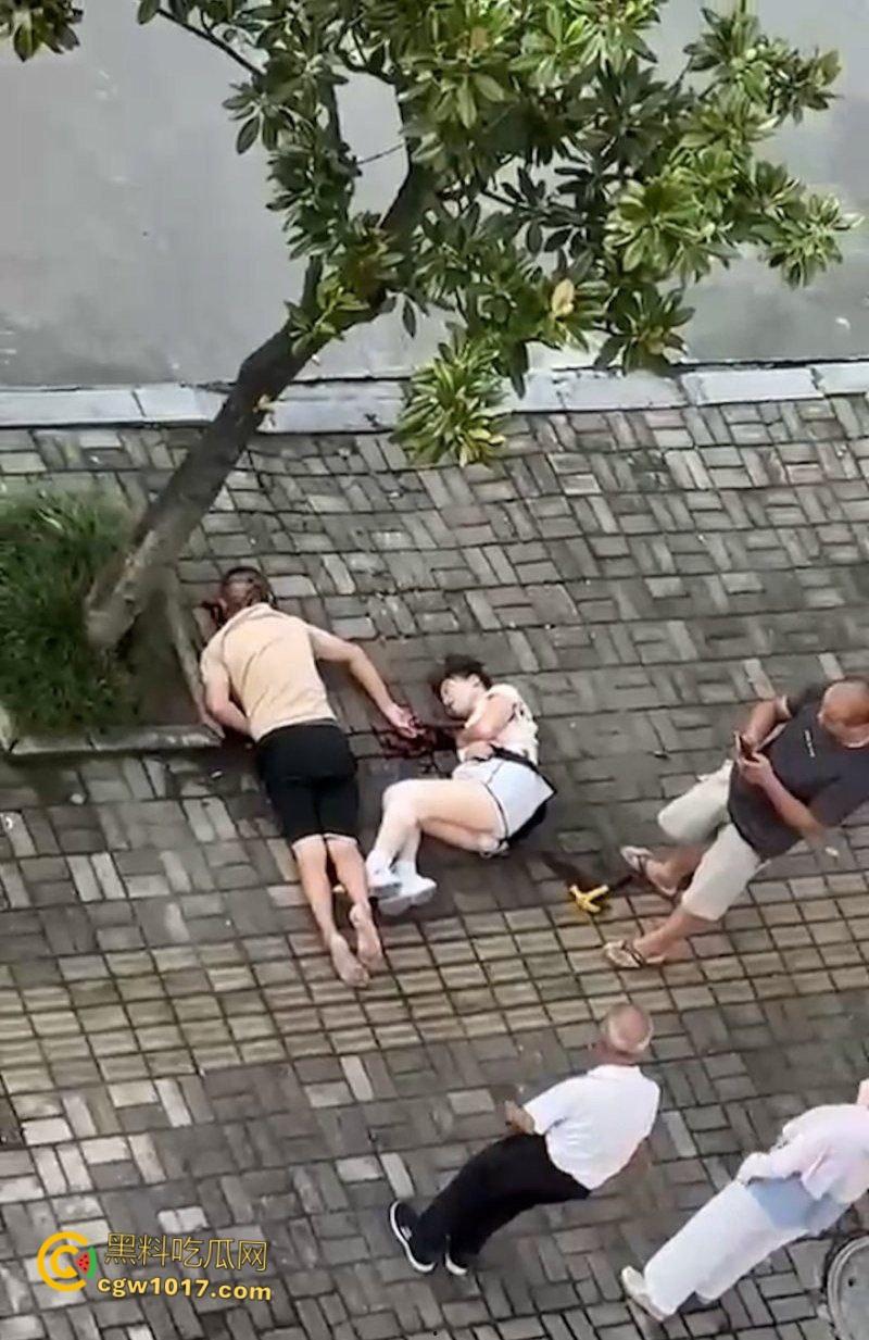 自古奸情出人命，佛山章柃小区已婚少妇偷情被当场抓奸，原配老公直接持刀砍杀两人，街头弥漫着血腥味。  第5张