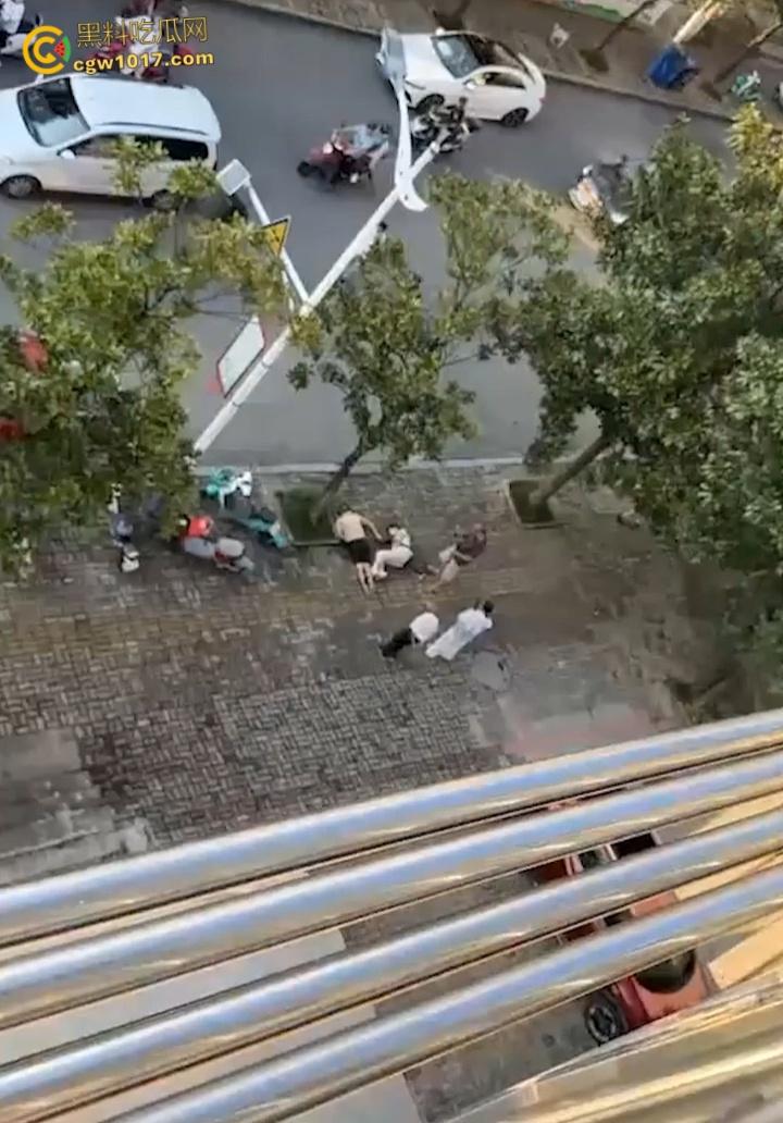 自古奸情出人命，佛山章柃小区已婚少妇偷情被当场抓奸，原配老公直接持刀砍杀两人，街头弥漫着血腥味。  第6张