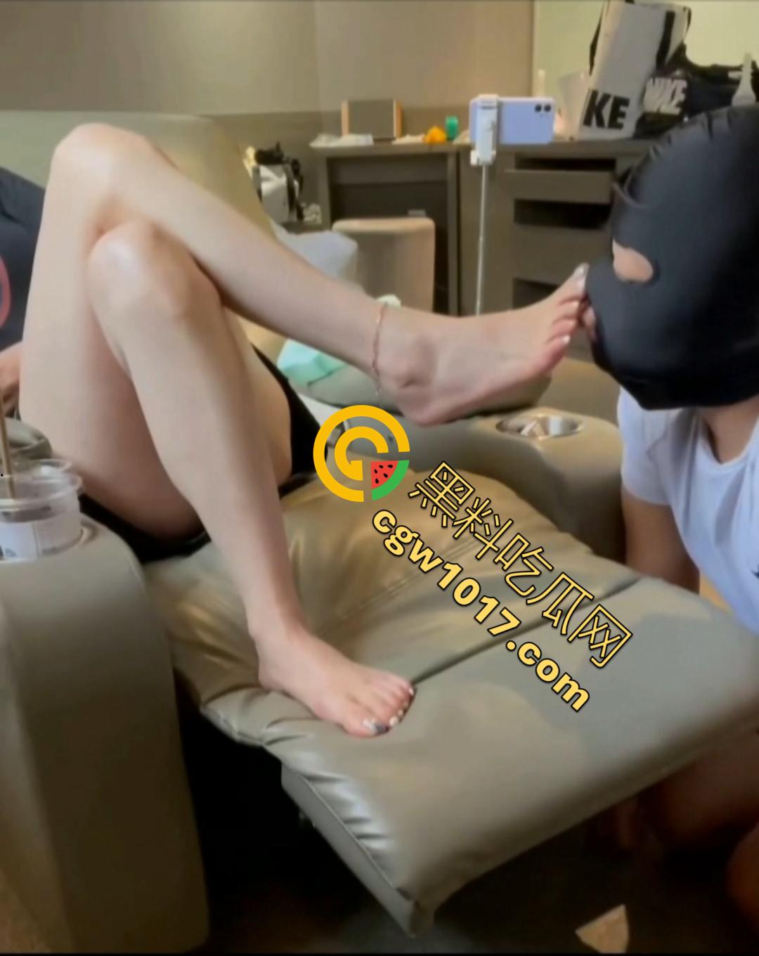 【艾彩女王】最新原创调教男奴！高跟踩脸，舌头清洗脚趾 男奴舔到射精求女王放过！  第2张