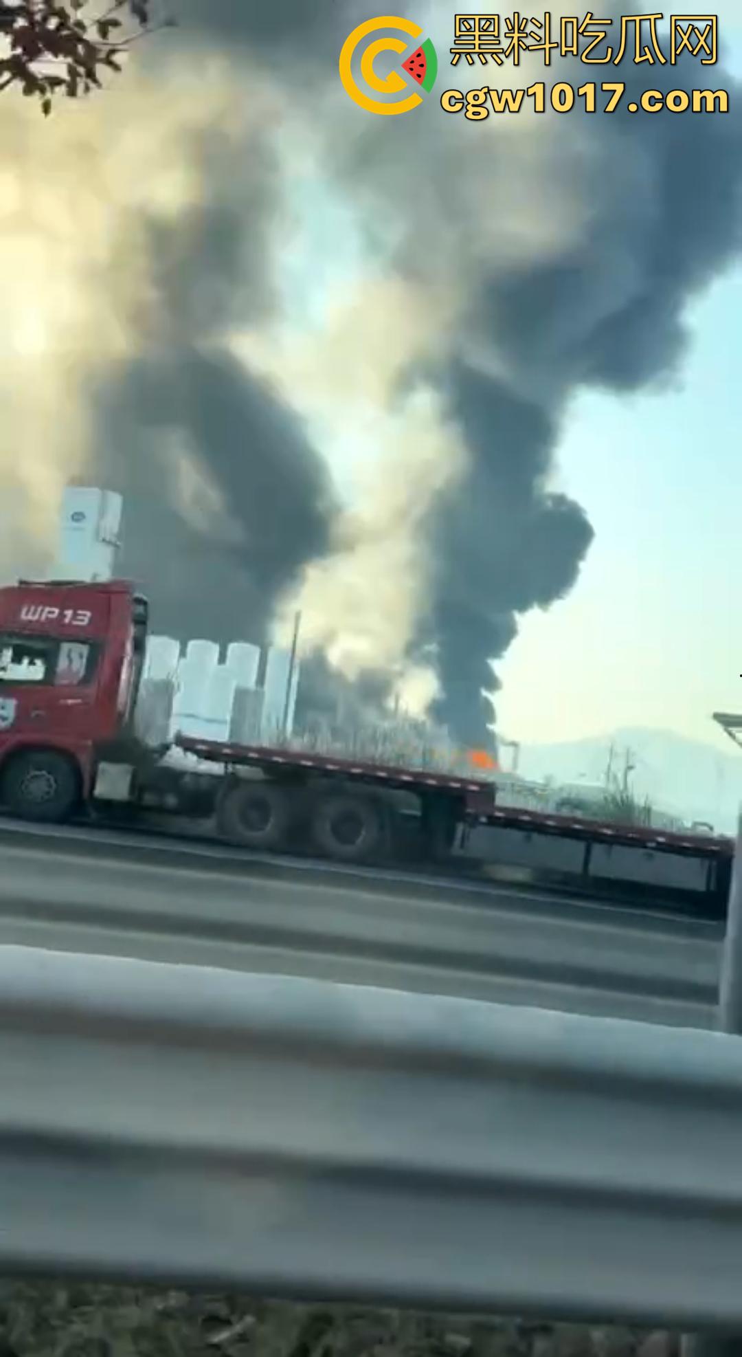 义乌光伏巨头正泰新能厂突发大火 赤岸镇浓烟冲天 全市消防出动几十车救火 全城围观！  第2张