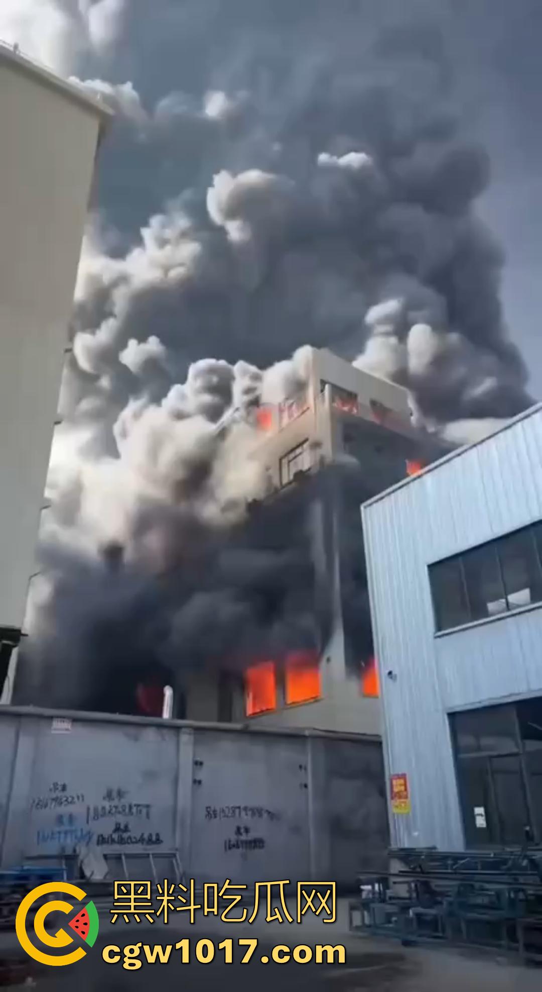 义乌光伏巨头正泰新能厂突发大火 赤岸镇浓烟冲天 全市消防出动几十车救火 全城围观！  第4张