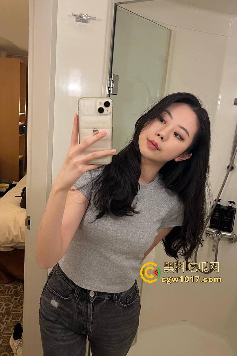 刚毕业的【曾晓曦】就懂职场潜规则，上班第一天就跪舔主管经理，被30年老精液灌满喉咙，真是个懂事的大学生！  第5张