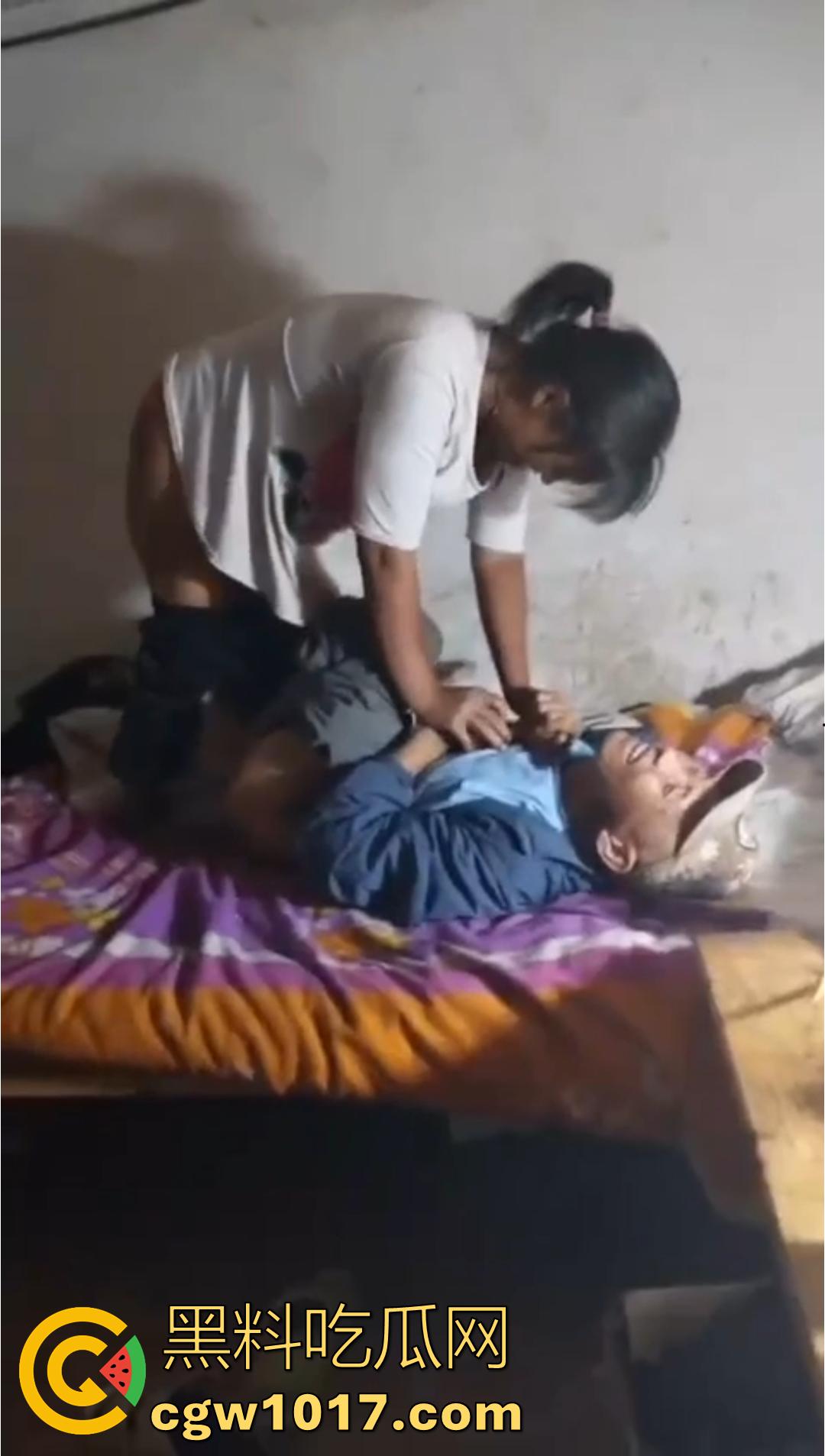 三十如狼四十如虎！一群饥渴熟女当场扒光男人裤子，疯抢着坐上去榨精！  第7张