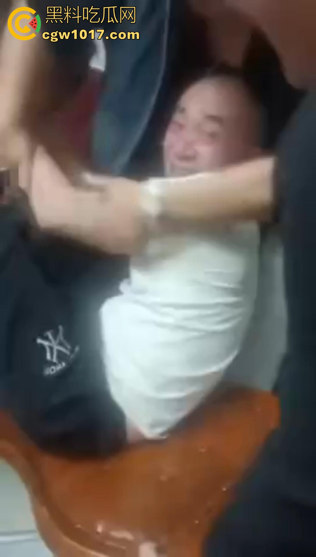 三十如狼四十如虎！一群饥渴熟女当场扒光男人裤子，疯抢着坐上去榨精！  第1张