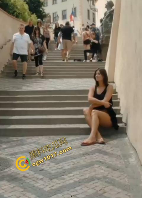 风情万种的裸女胆大妙趣横生,街头裸体拍照潮流大胆,观众无动于衷,自由穿衣的极限诱惑! 第3张 风情万种的裸女胆大妙趣横生,街头裸体拍照潮流大胆,观众无动于衷,自由穿衣的极限诱惑! 第3张