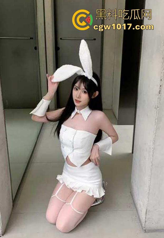 周末大战乖巧妹妹，从足交挑逗、厕所边尿边口，到情趣笔写满淫词，各种调教手段用尽，骚逼被大屌操出满屏雪白淫浆！  第1张