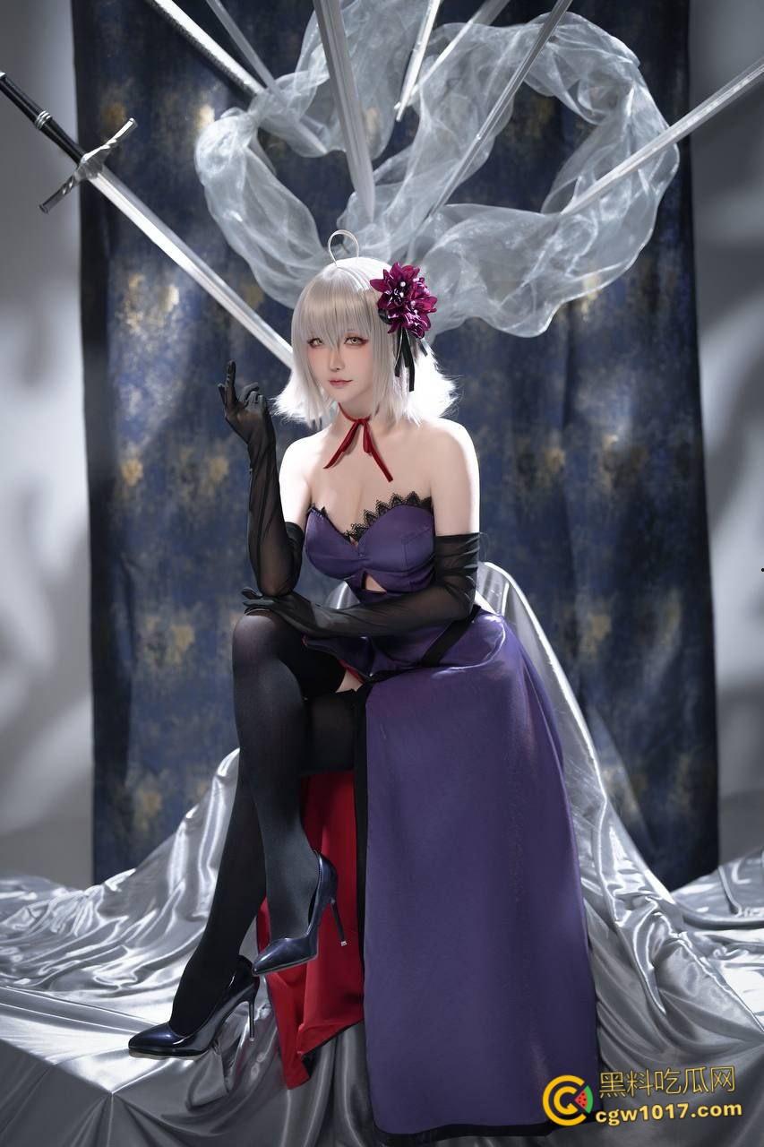 极品福利姬女神【星之迟迟】，Cos碧蓝航线天城性感写真，黑丝美腿御姐感十足，翘臀玉足直勾人心！  第2张