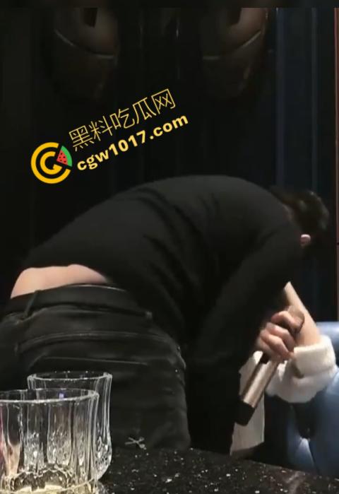 惊艳KTV包厢：狂野友谊，极致滋味！醉美妹子边唱边被无套爆操，男闺蜜疯狂掀起春潮，内射狂欢！  第5张