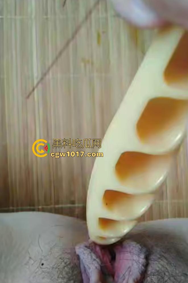 老阿姨偷听儿子操女友逼翻云覆雨，自己也发骚，用刷子头猛插老逼，用带毛的那头不是更爽吗！  第2张