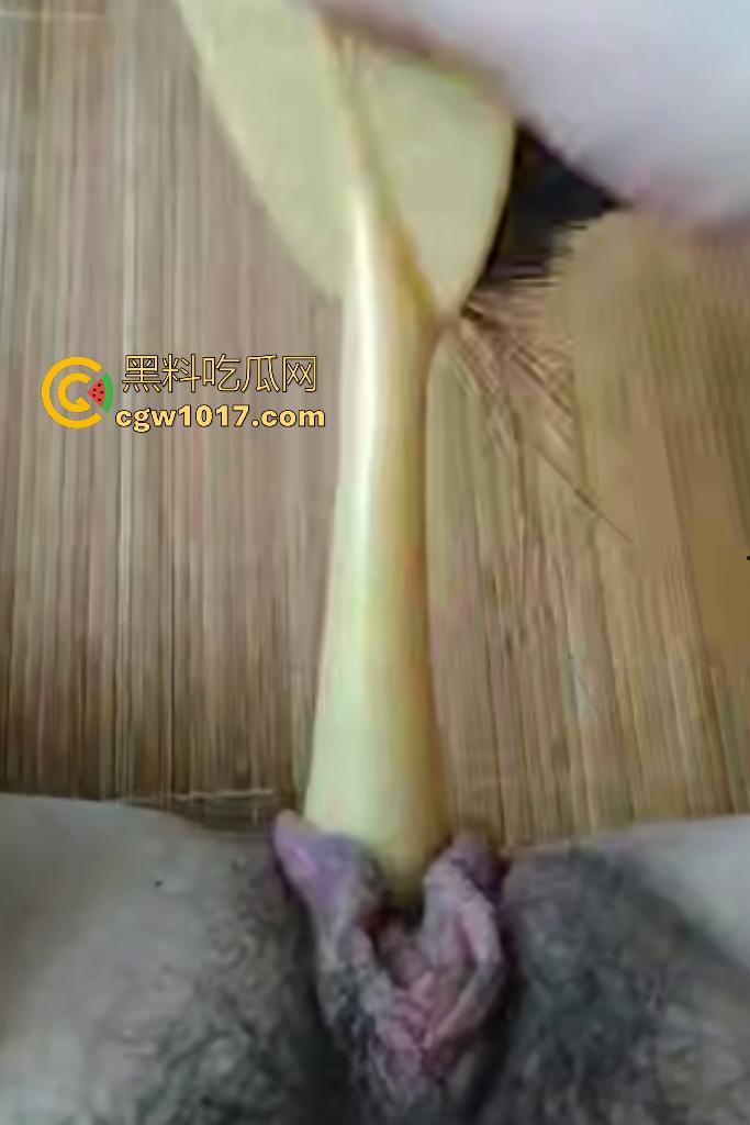 老阿姨偷听儿子操女友逼翻云覆雨，自己也发骚，用刷子头猛插老逼，用带毛的那头不是更爽吗！  第9张