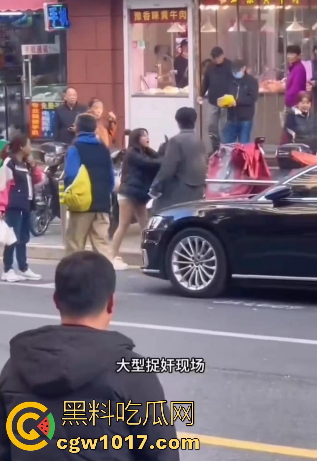 大型捉奸现场视频曝光 女友谎称跟朋友吃饭 实则出去酒店开房上钟 男友捉奸当场报警有人卖淫大义灭亲! 第3张 大型捉奸现场视频曝光 女友谎称跟朋友吃饭 实则出去酒店开房上钟 男友捉奸当场报警有人卖淫大义灭亲! 第3张