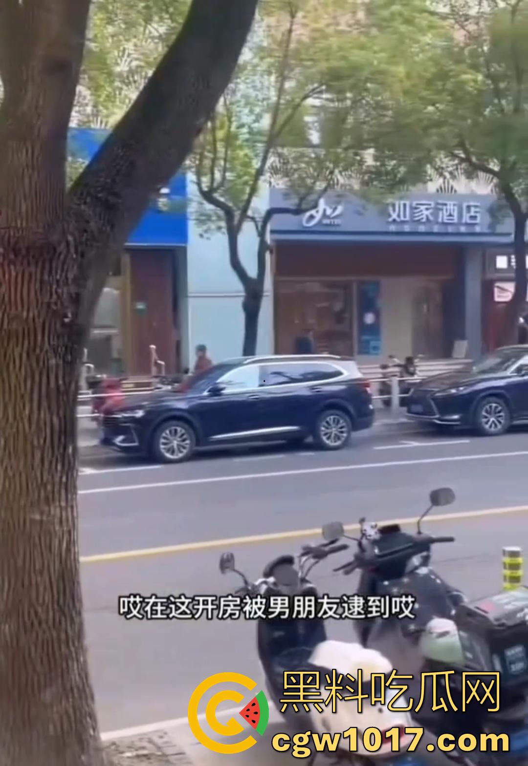 大型捉奸现场视频曝光 女友谎称跟朋友吃饭 实则出去酒店开房上钟 男友捉奸当场报警有人卖淫大义灭亲! 第4张 大型捉奸现场视频曝光 女友谎称跟朋友吃饭 实则出去酒店开房上钟 男友捉奸当场报警有人卖淫大义灭亲! 第4张