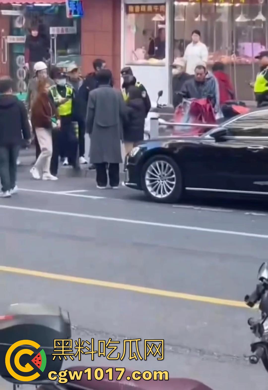 大型捉奸现场视频曝光 女友谎称跟朋友吃饭 实则出去酒店开房上钟 男友捉奸当场报警有人卖淫大义灭亲! 第5张 大型捉奸现场视频曝光 女友谎称跟朋友吃饭 实则出去酒店开房上钟 男友捉奸当场报警有人卖淫大义灭亲! 第5张