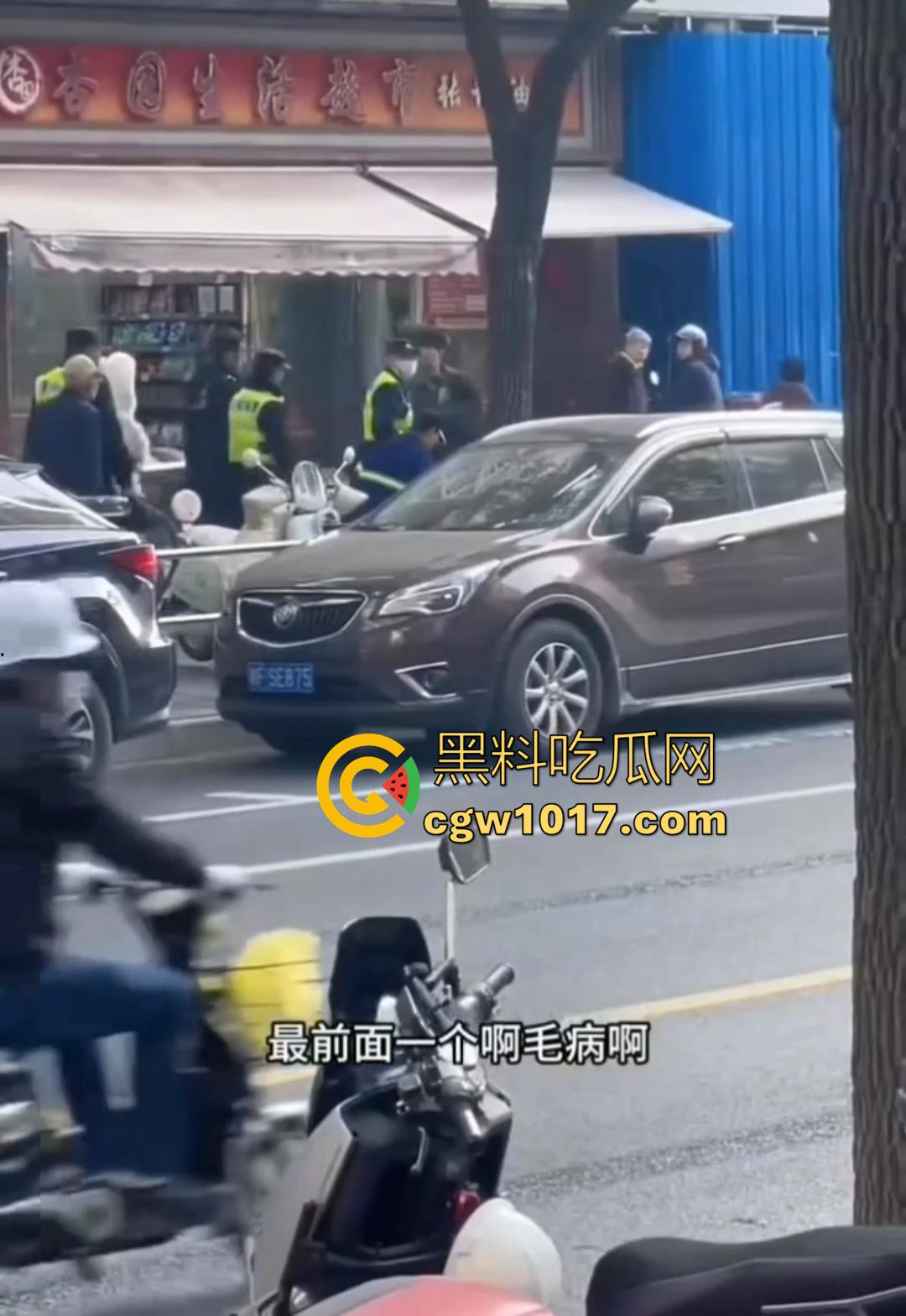 大型捉奸现场视频曝光 女友谎称跟朋友吃饭 实则出去酒店开房上钟 男友捉奸当场报警有人卖淫大义灭亲! 第7张 大型捉奸现场视频曝光 女友谎称跟朋友吃饭 实则出去酒店开房上钟 男友捉奸当场报警有人卖淫大义灭亲! 第7张