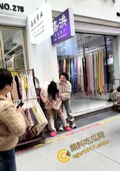 绍兴柯桥轻纺城上演“全武行”, 闺蜜盟友助力,原配怒火中烧,小三惊叫求饶,众人围观,这出闹剧谁是谁非! 第3张 绍兴柯桥轻纺城上演“全武行”, 闺蜜盟友助力,原配怒火中烧,小三惊叫求饶,众人围观,这出闹剧谁是谁非! 第3张