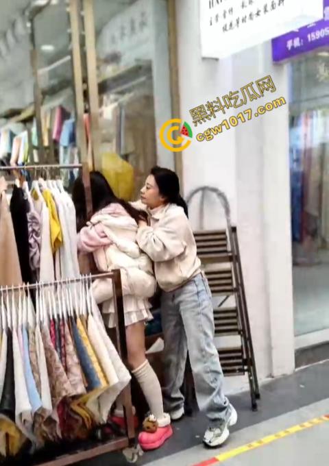 绍兴柯桥轻纺城上演“全武行”, 闺蜜盟友助力,原配怒火中烧,小三惊叫求饶,众人围观,这出闹剧谁是谁非! 第7张 绍兴柯桥轻纺城上演“全武行”, 闺蜜盟友助力,原配怒火中烧,小三惊叫求饶,众人围观,这出闹剧谁是谁非! 第7张