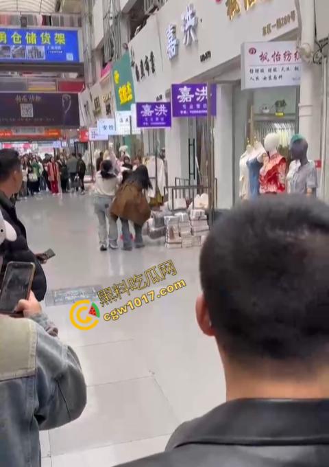 绍兴柯桥轻纺城上演“全武行”, 闺蜜盟友助力,原配怒火中烧,小三惊叫求饶,众人围观,这出闹剧谁是谁非! 第8张 绍兴柯桥轻纺城上演“全武行”, 闺蜜盟友助力,原配怒火中烧,小三惊叫求饶,众人围观,这出闹剧谁是谁非! 第8张