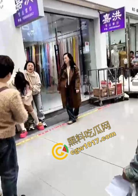 绍兴柯桥轻纺城上演“全武行”, 闺蜜盟友助力,原配怒火中烧,小三惊叫求饶,众人围观,这出闹剧谁是谁非! 第1张 绍兴柯桥轻纺城上演“全武行”, 闺蜜盟友助力,原配怒火中烧,小三惊叫求饶,众人围观,这出闹剧谁是谁非! 第1张