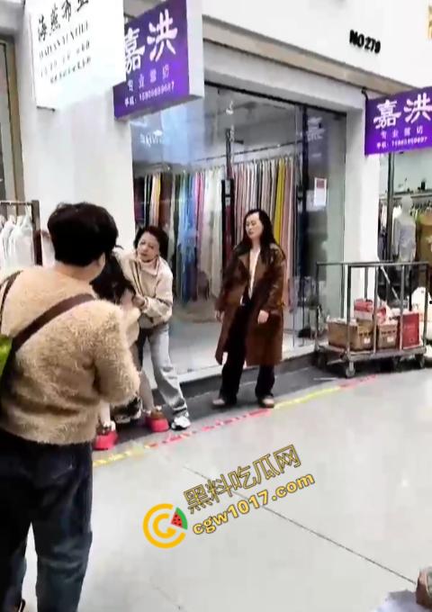 绍兴柯桥轻纺城上演“全武行”, 闺蜜盟友助力,原配怒火中烧,小三惊叫求饶,众人围观,这出闹剧谁是谁非! 第2张 绍兴柯桥轻纺城上演“全武行”, 闺蜜盟友助力,原配怒火中烧,小三惊叫求饶,众人围观,这出闹剧谁是谁非! 第2张