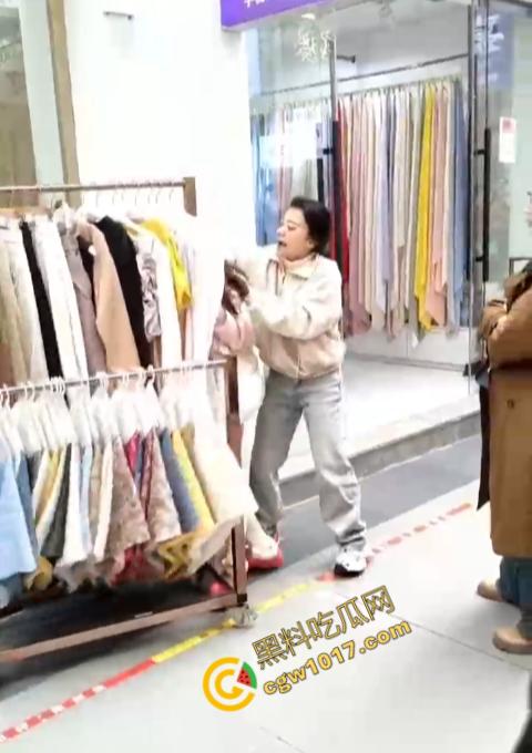 绍兴柯桥轻纺城上演“全武行”, 闺蜜盟友助力,原配怒火中烧,小三惊叫求饶,众人围观,这出闹剧谁是谁非! 第6张 绍兴柯桥轻纺城上演“全武行”, 闺蜜盟友助力,原配怒火中烧,小三惊叫求饶,众人围观,这出闹剧谁是谁非! 第6张