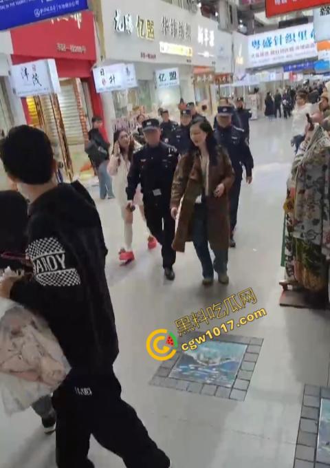 绍兴柯桥轻纺城上演“全武行”, 闺蜜盟友助力,原配怒火中烧,小三惊叫求饶,众人围观,这出闹剧谁是谁非! 第9张 绍兴柯桥轻纺城上演“全武行”, 闺蜜盟友助力,原配怒火中烧,小三惊叫求饶,众人围观,这出闹剧谁是谁非! 第9张