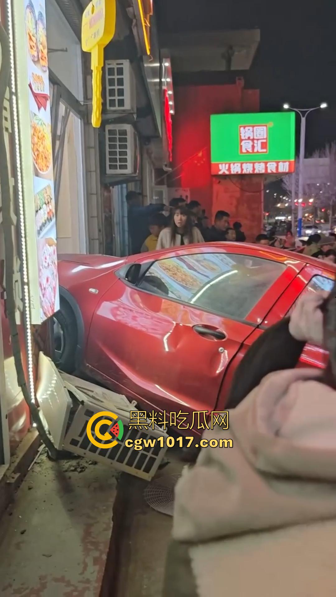 山东济南紫菜包饭店车祸事件曝光 再现【我爸是李刚】醉酒司机撞飞店主 现场血肉模糊 热搜两小时被全网封禁! 第2张 山东济南紫菜包饭店车祸事件曝光 再现【我爸是李刚】醉酒司机撞飞店主 现场血肉模糊 热搜两小时被全网封禁! 第2张