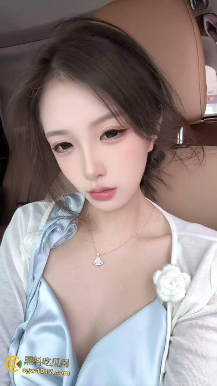 反差婊背着男朋友约炮，一边在soul给陌生人撩骚，一边跪在地上口交舔屁眼，淫荡对白超级刺激 ！  第2张