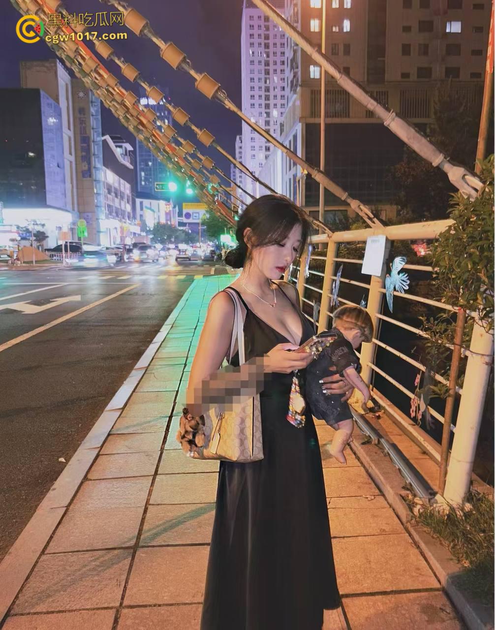 反差婊背着男朋友约炮，一边在soul给陌生人撩骚，一边跪在地上口交舔屁眼，淫荡对白超级刺激 ！  第3张