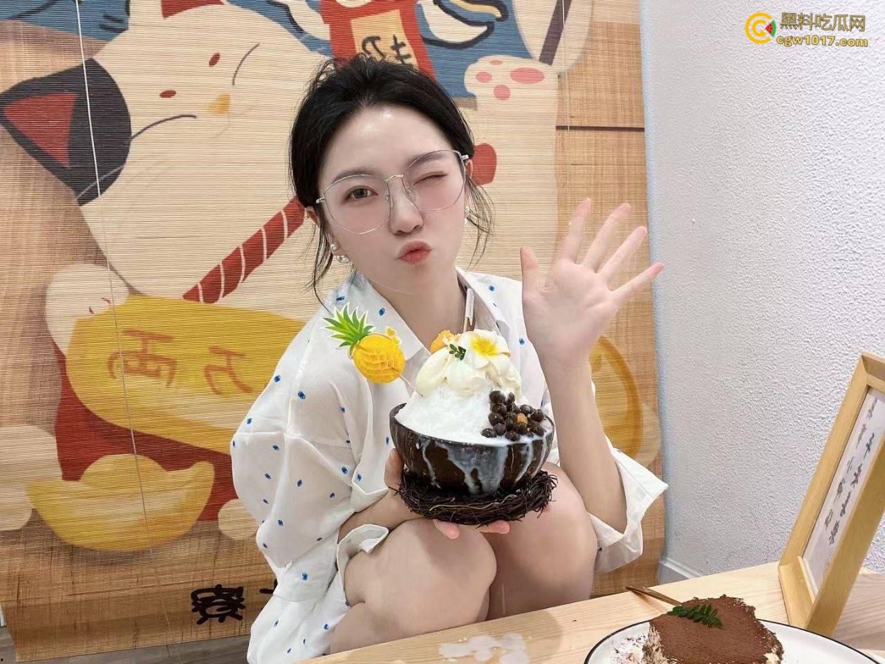 高颜值白嫩御姐，私下里和炮友约炮，穿开裆黑丝对镜后入抽插，跪在洗手间深喉口交，骑乘蠕动做爱吮吸手指 ！  第2张