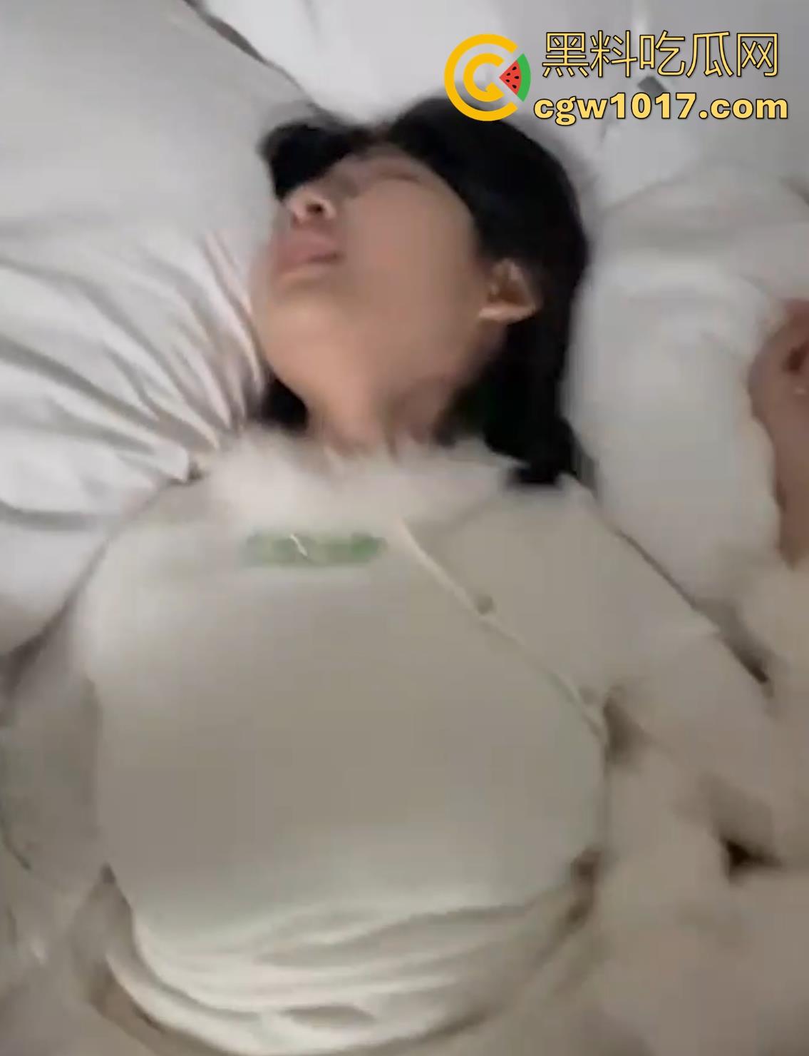 大连工业学院反差女大【刘颖】出轨约炮被男友曝光性爱视频，露脸女上骑乘榨精，无套后入猛撞骚态尽显！  第4张