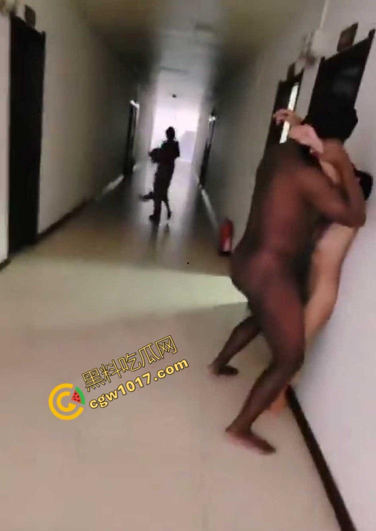 酒店走廊劲爆狂操!黑人巨屌横扫小仙女,巨无霸肆虐,淫荡火花四溅,保洁阿姨惊吓逃命! 第4张 酒店走廊劲爆狂操!黑人巨屌横扫小仙女,巨无霸肆虐,淫荡火花四溅,保洁阿姨惊吓逃命! 第4张