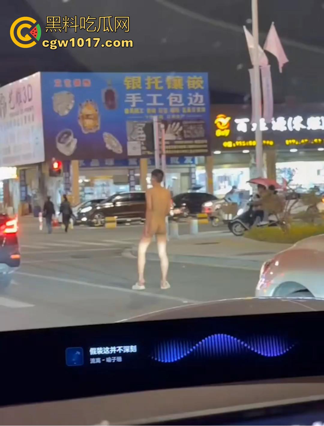 深圳罗湖水贝珠宝城惊现全裸男！大马路晃屌逛街 又是主人任务？  第2张