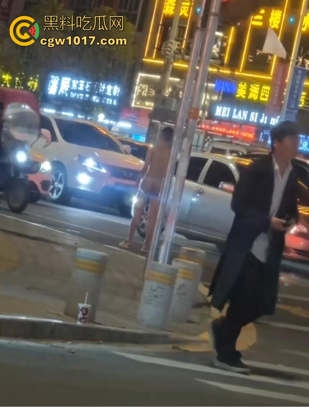 深圳罗湖水贝珠宝城惊现全裸男！大马路晃屌逛街 又是主人任务？  第5张