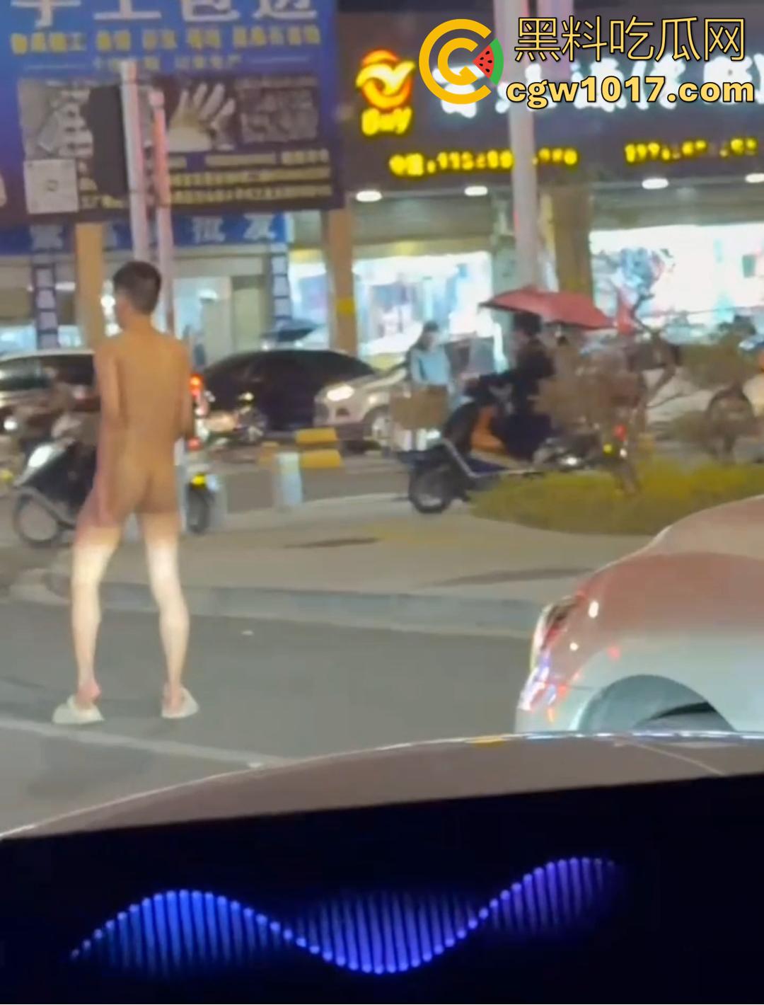 深圳罗湖水贝珠宝城惊现全裸男！大马路晃屌逛街 又是主人任务？  第6张