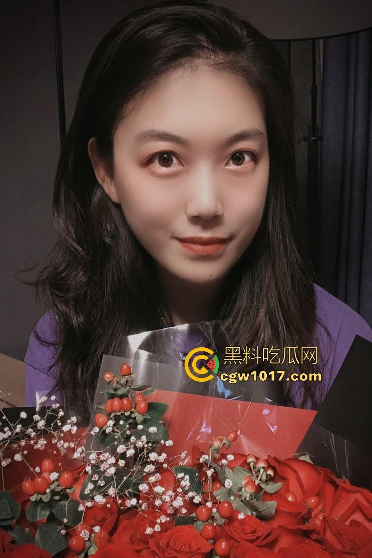 从小被宠大的女神遇到老公大鸡巴也会害羞，口交含到满脸潮红，后入大屁股被啪出红手印，刚结婚完想怎么操就怎么操！  第1张