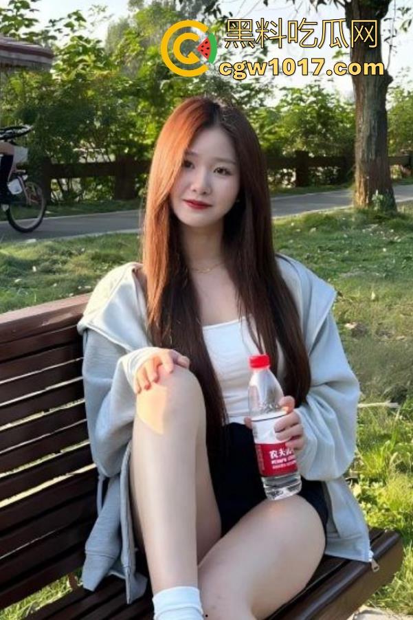 跟妹妹公园户外打野炮，撩起裙子就是操，无套后入刺激得不行，享受这种野外打炮带来的刺激感！  第1张