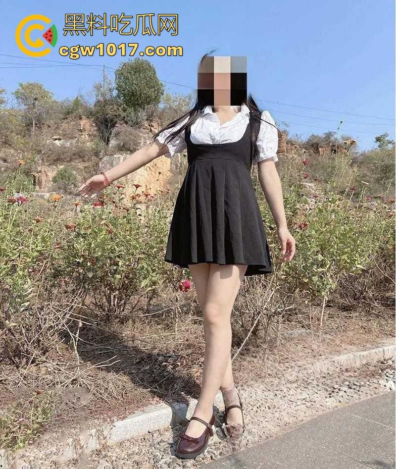 跟妹妹公园户外打野炮，撩起裙子就是操，无套后入刺激得不行，享受这种野外打炮带来的刺激感！  第4张