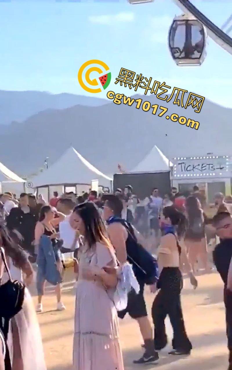 摩天轮刚启动就开吃！饥渴洋妞当众跪舔弟弟 舱内上演活春宫 生怕别人看不到 太敢玩了！  第1张