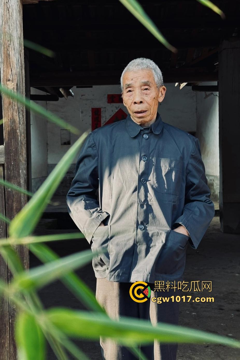 大爷手贱开狗笼被比特犬当场反咬！女主人抱不住狗，大妈大爷拿棍子打像挠痒，比特犬得配上香料才安抚大爷的心！  第1张