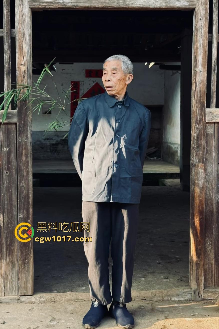 大爷手贱开狗笼被比特犬当场反咬！女主人抱不住狗，大妈大爷拿棍子打像挠痒，比特犬得配上香料才安抚大爷的心！  第2张