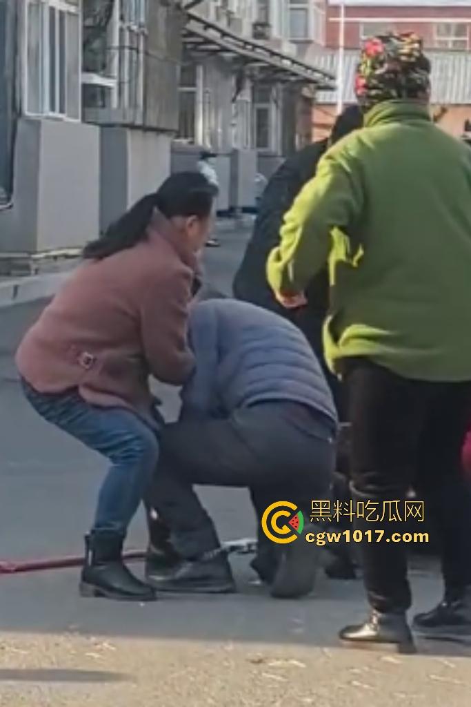 大爷手贱开狗笼被比特犬当场反咬！女主人抱不住狗，大妈大爷拿棍子打像挠痒，比特犬得配上香料才安抚大爷的心！  第10张